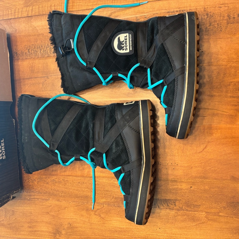 Sorel Glacy Explorer Boots with Vibrant Blue Laces - Picture 7 of 8